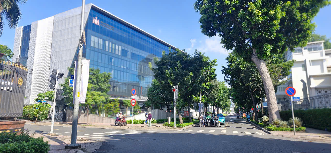 VP Tân Bình, ngang 13,5m CN: 196m2, 1 hầm, 6 lầu, TN: 300tr/thg, DV như KS 5 sao,
