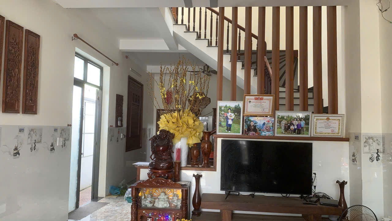 BÁN NHÀ 3 TẦNG BÀU MẠC – FULL NỘI THẤT GỖ HƯƠNG – CHỈ 4.65 TỶ • Diện tích: 102m² (6x17) – 3 tầng kiên cố •