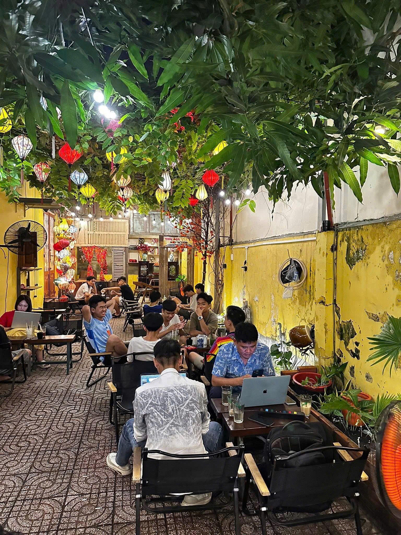 Hóc Môn ,Hot Hot ! Quán Đẹp ! SANG QUÁN CAFE S/VƯỜN Mặt tiền khu dân cư gần sát đường Tô Ký, Tel : 0986719775 –