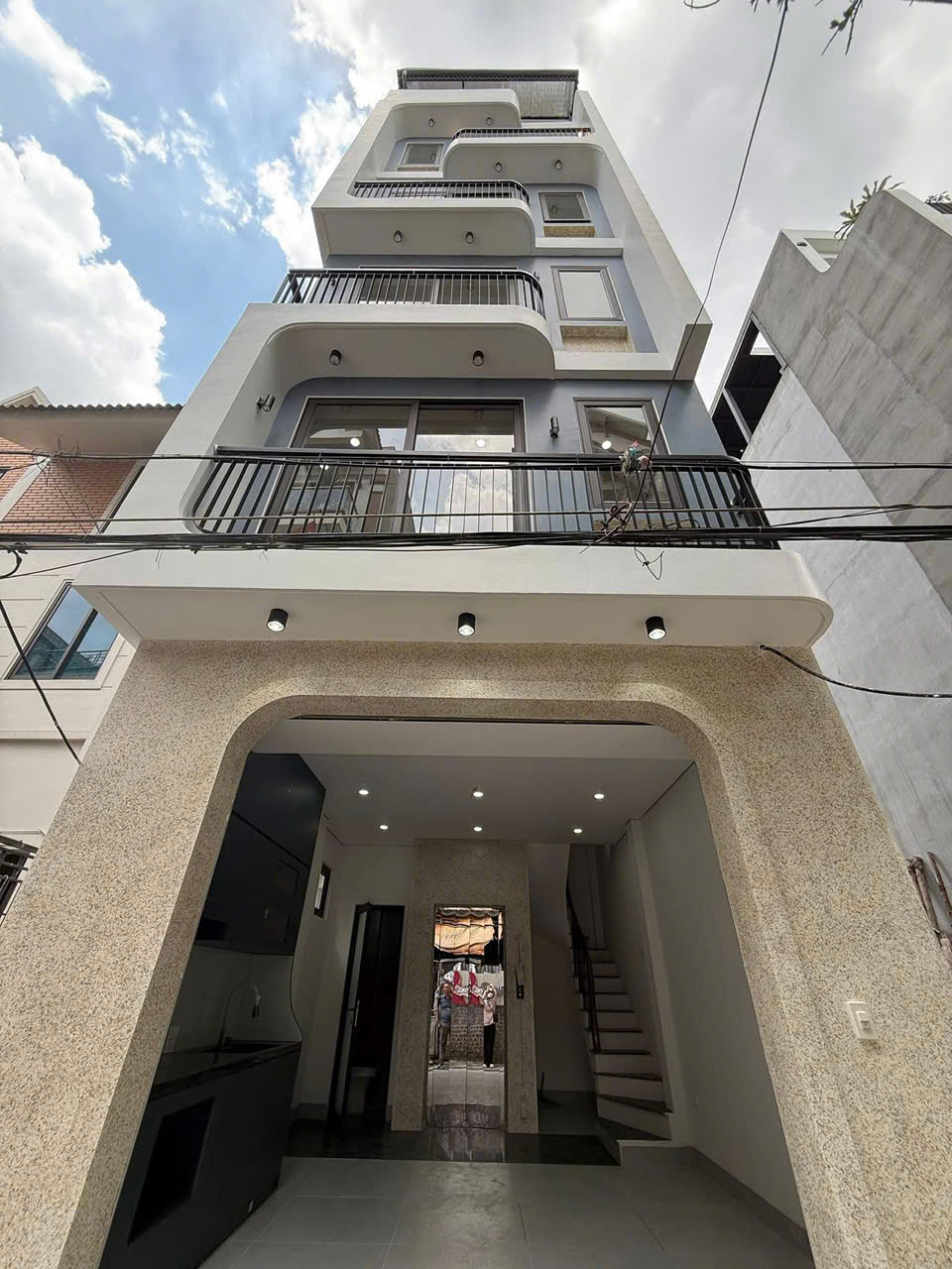 BÁN NHÀ LẠC LONG QUÂN 63M, 6 TẦNG THANG MÁY, 12 TỶ, NGÕ THÔNG - DÒNG TIỀN 50TR/THÁNG