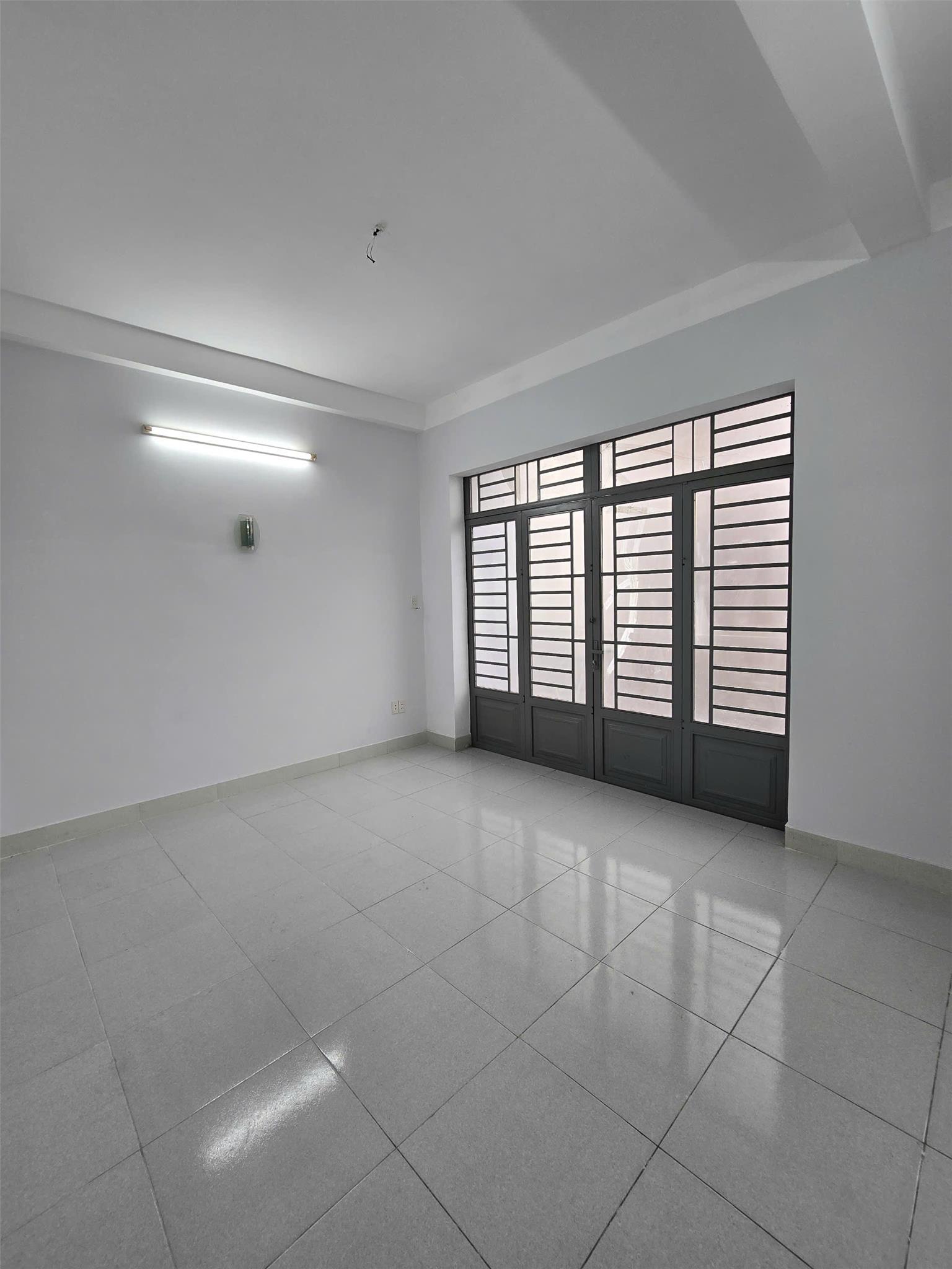 NHÀ ĐẸP BÌNH TÂN – 1 TRỆT 2 LẦU + SÂN THƯỢNG – HẺM Ô TÔ