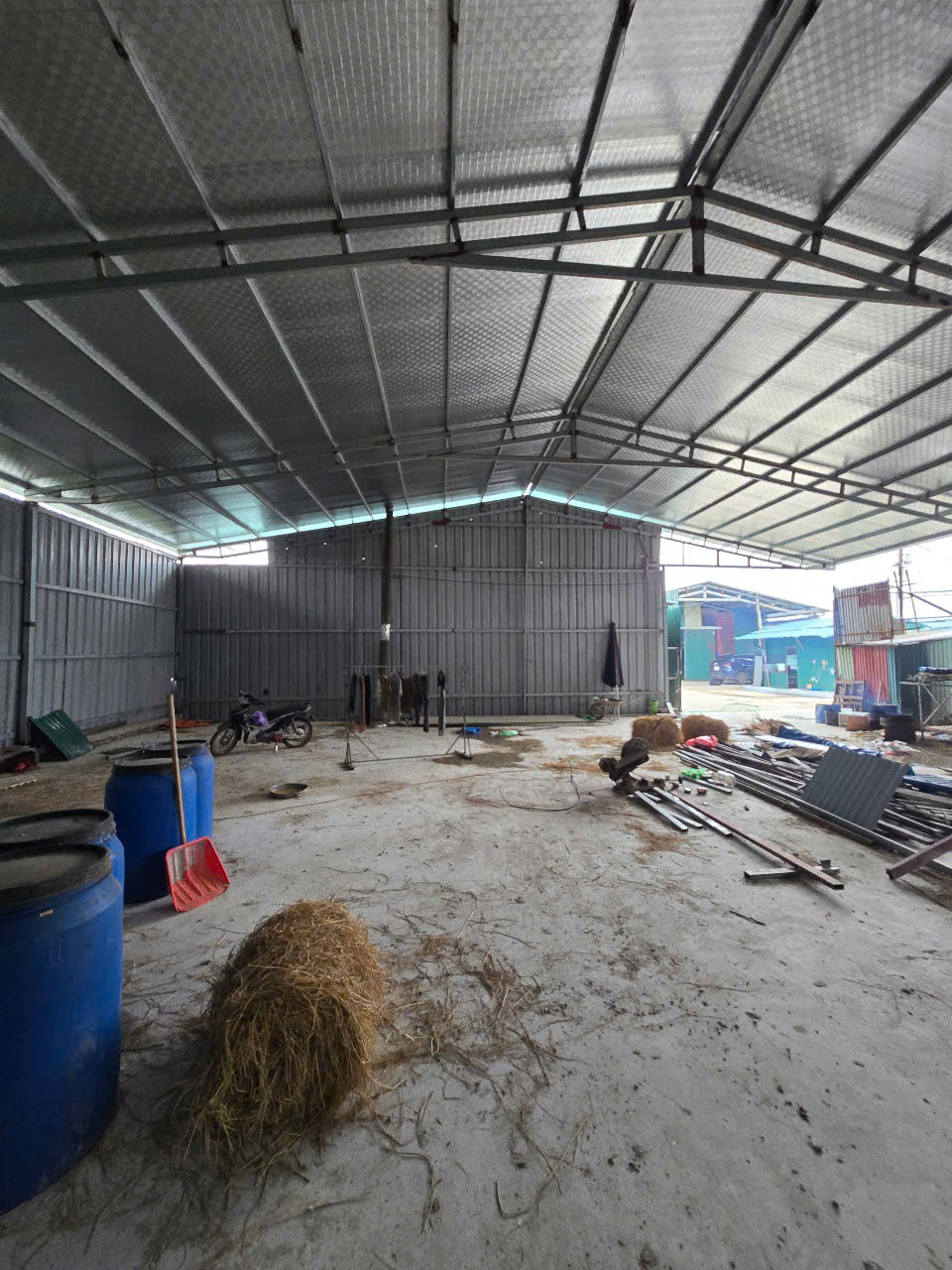 Cho thuê kho tại Vạn Phúc , Thanh Trì ,Hà Nội. Diện tích 1600m2 có thể cắt làm 900m và 700m, gái 40k/m
