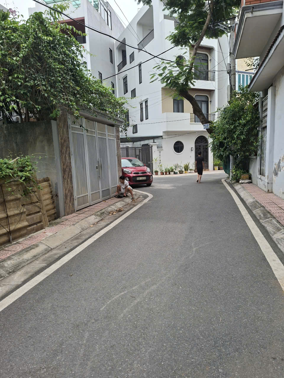 Cần tiền bán gấp - Nhà 2 tầng 90M2 . Ô tô đỗ trong nhà - Kinh doanh