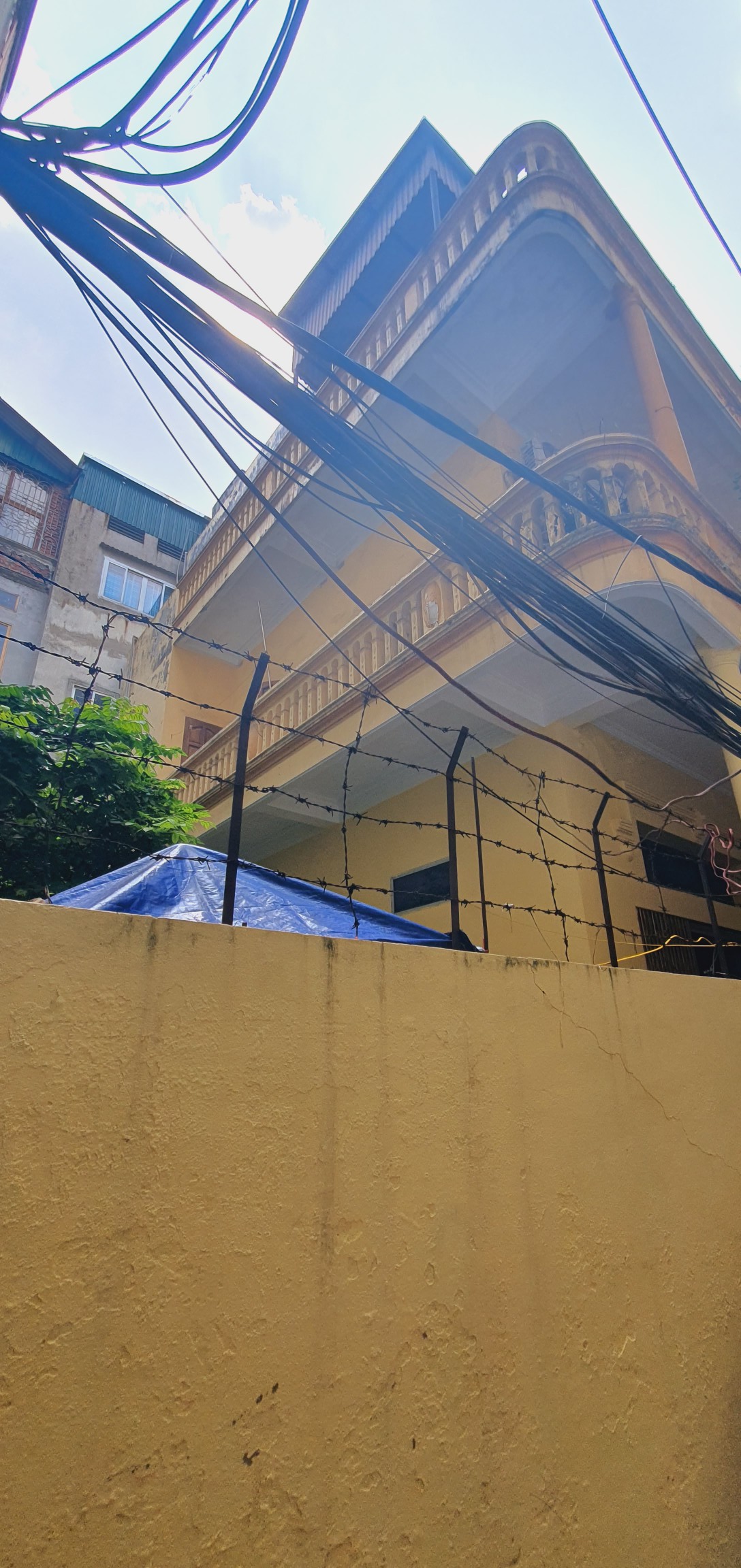 Bán 99m đất tặng nhà 3 tầng ngõ Hòa Bình 7 Minh Khai - HBT - MT 9.5m - 10m oto - 22 tỷ