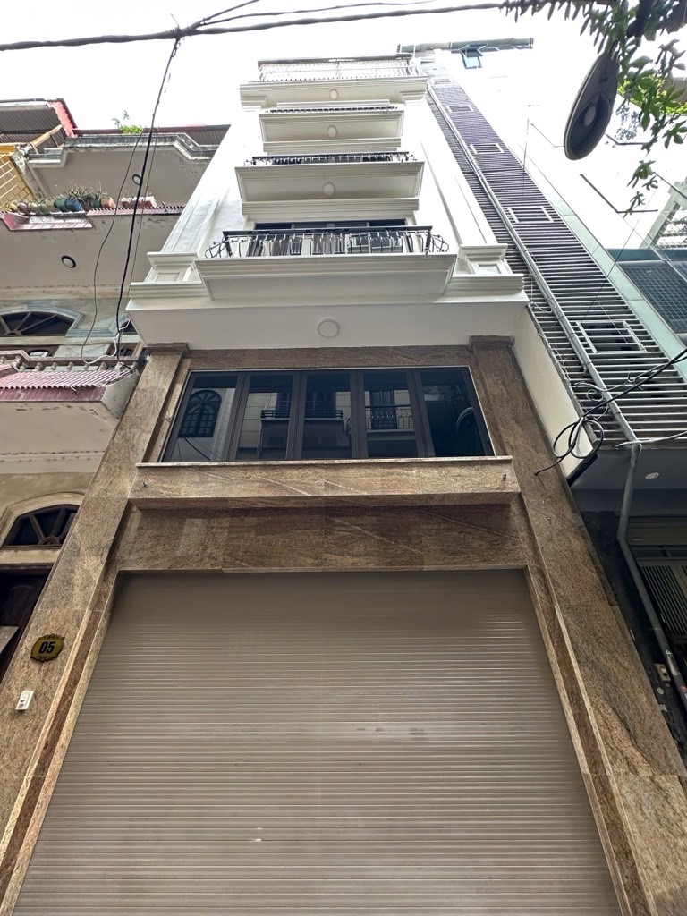 NHÀ PHÂN LÔ HOÀNG QUỐC VIỆT – 7 TẦNG – THANG MÁY KÍNH – 2 MẶT THOÁNG – GARA OTO TRONG NHÀ