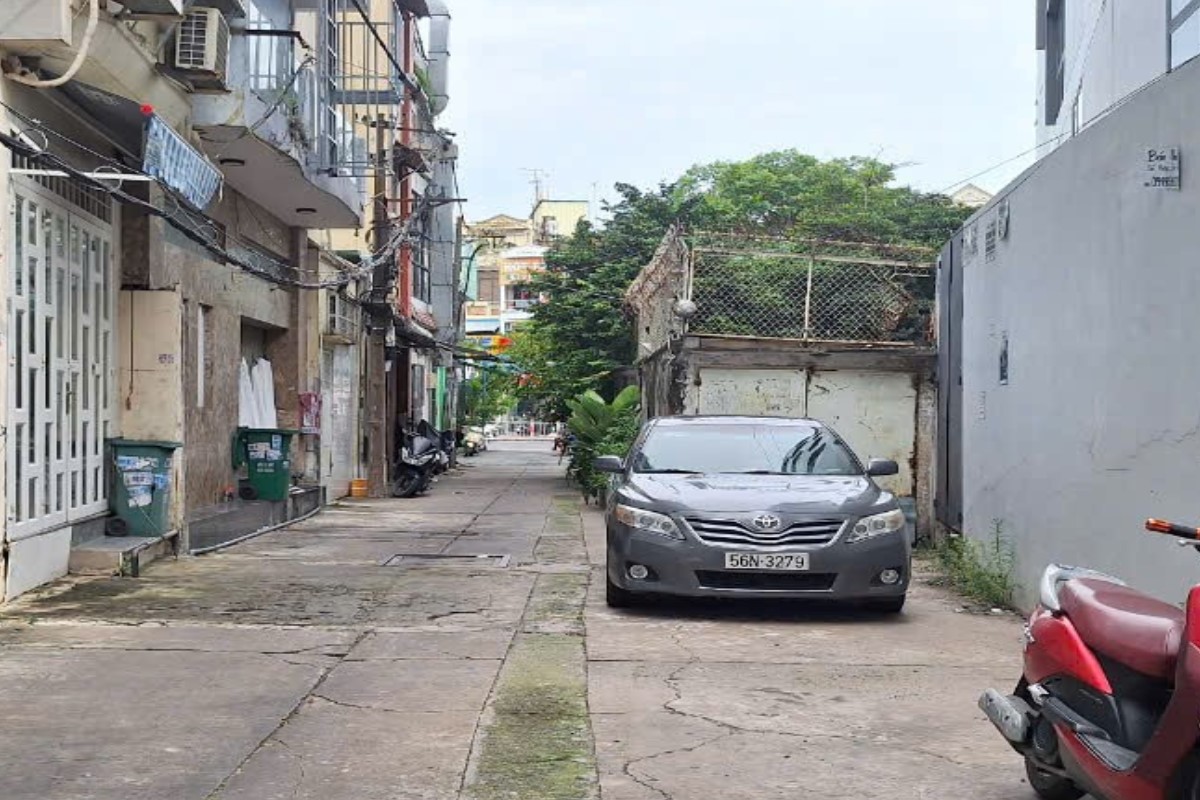 Bán nhà ở ngay, hẻm xe hơi, sát mặt tiền, 3 tầng, gần Hàng Xanh, giá cực tốt.