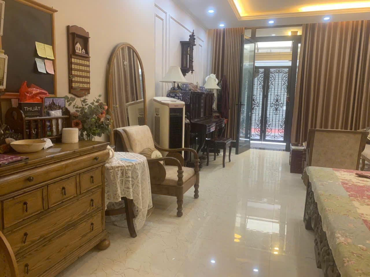 Bán nhà 38m², 6 tầng thang máy, full nội thất, ô tô đỗ cổng