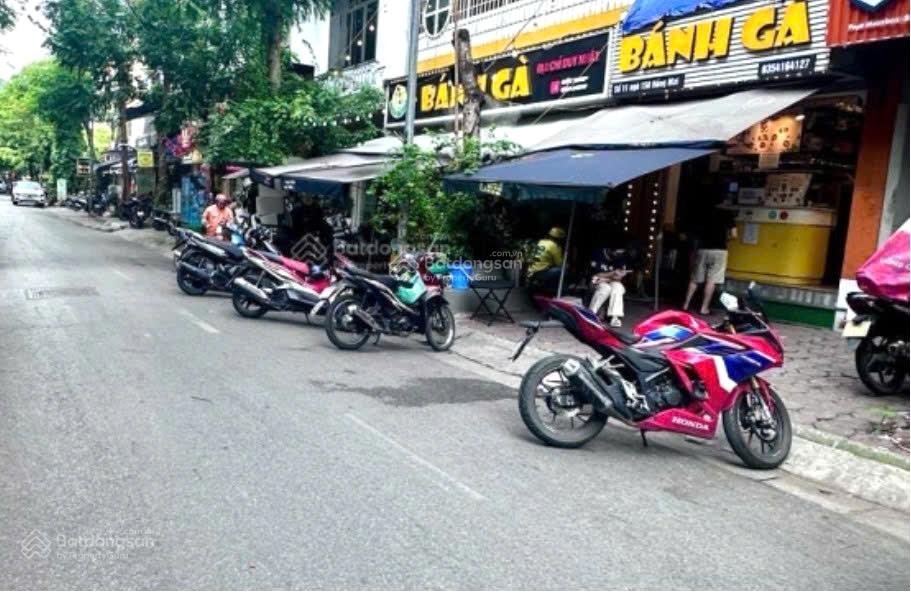 Mặt phố Hồng Mai ô tô tránh vỉa hè rộng kinh doanh sầm uất