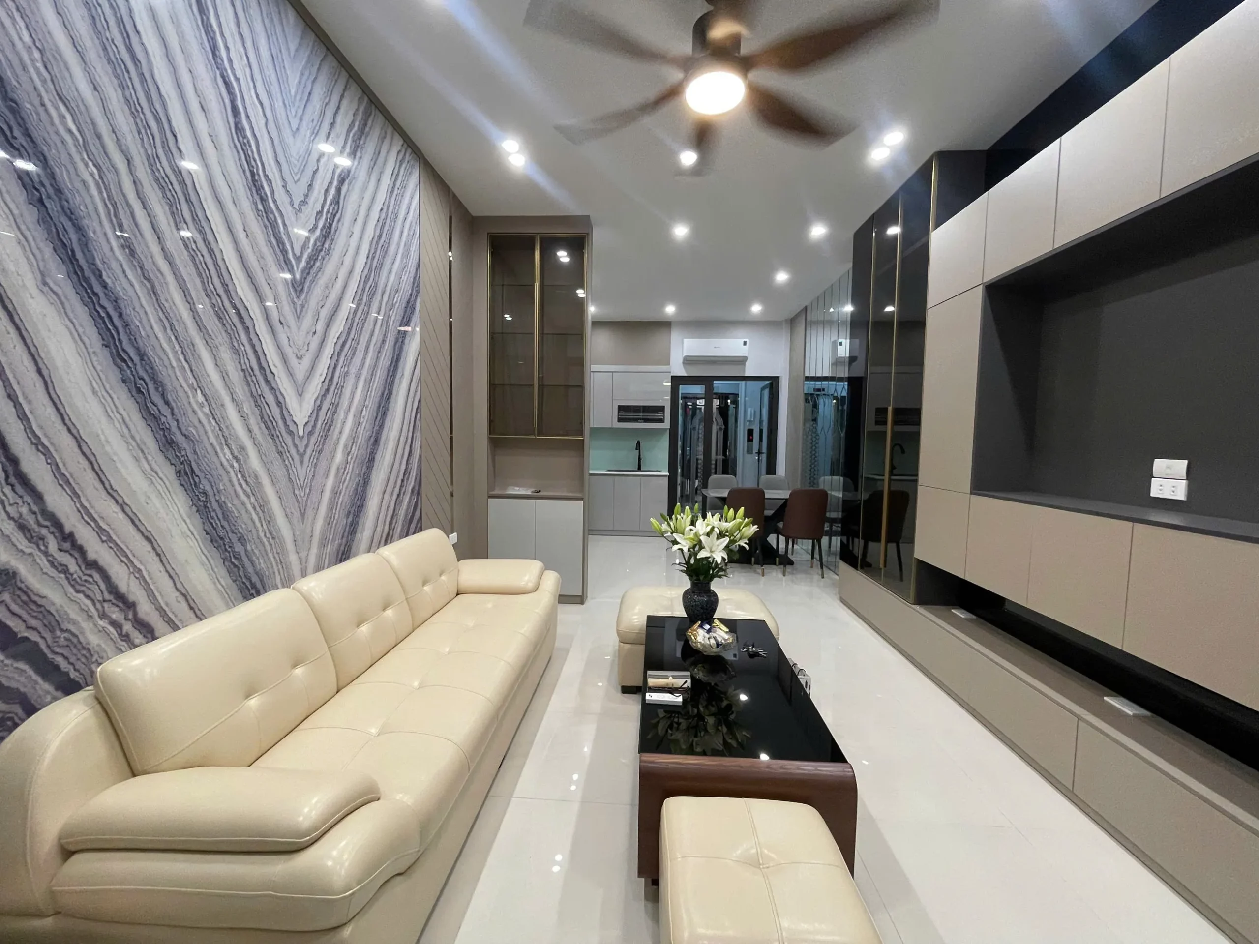 BỒ ĐỀ - LONG BIÊN - 52.9M2 - 5 TẦNG THANG MÁY - Ô TÔ ĐỖ CỬA - THIẾT KẾ HIỆN ĐẠI - FULL NỘI THẤT - CHỈ VIỆC XÁCH VALI VỀ Ở.