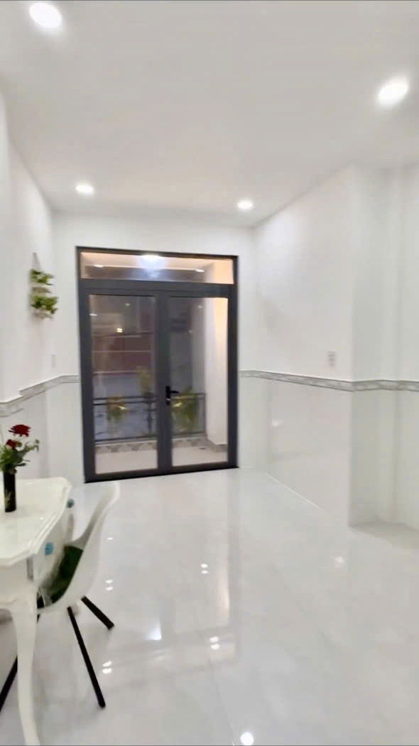 Nhà 2 tầng mới sát HXH Âu Dương Lân P. Chánh Hưng. Giá 5,18 tỷ TL