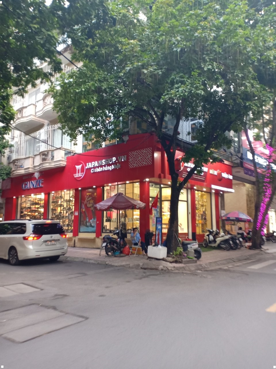 CHO THUÊ NHÀ TRẦN THÁI TÔNG CẦU GIẤY, HÀ NỘI Diện tích: 170 m2 x 4 tầng Mặt tiền: 11 m