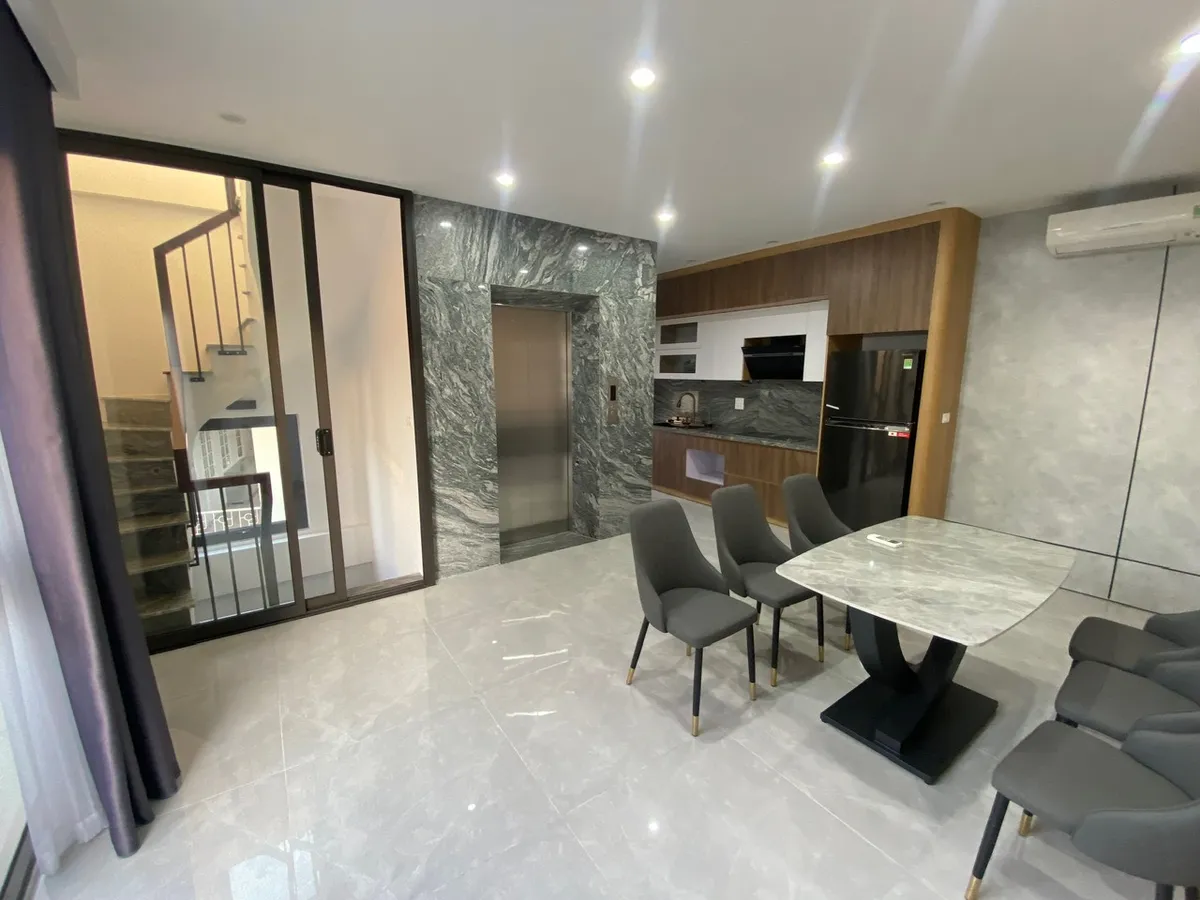 NHÀ MƯỚI FULL NỘI THẤT Ngọc Lâm 36/70 m2 X 6 Tầng X 10.05 Tỷ Long Biên Hà Nội.