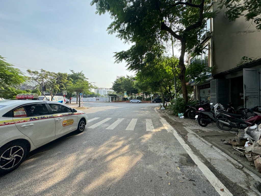 BÁN NHÀ 7 TẦNG THANG MÁY TẠI CỔ LINH ,GẦN CHỢ - NƠI BẮT ĐẦU BỮA CƠM HẠNH PHÚC