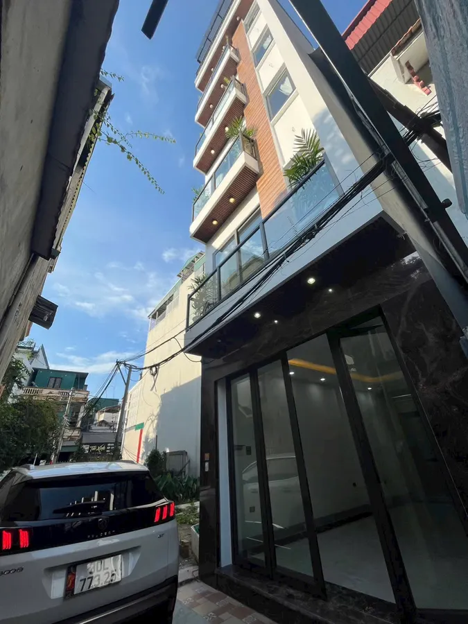 NHÀ ĐẸP Ô TÔ VAÒ NHÀ Phố Nguyễn Văn Linh 43m2 X 7 Tầng mặt tiền 4.2m, 9.35 tỷ Long Biên.