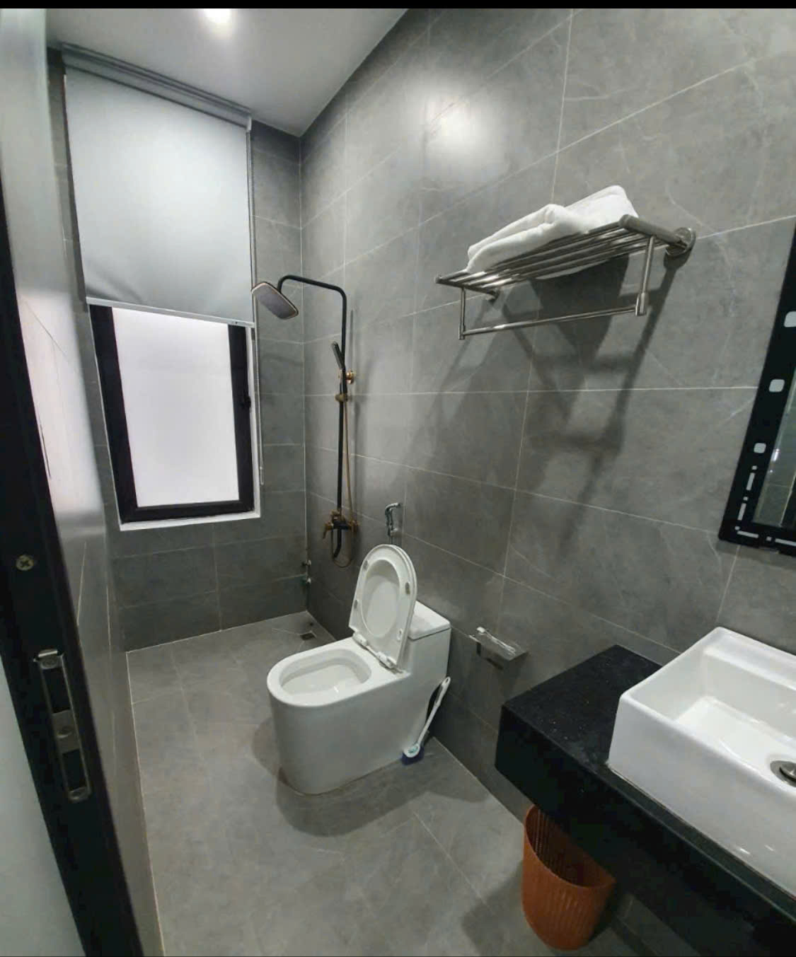 – Nhà lô góc kinh doanh Cfe, 2,5 tầng, phong Sắc, Khuê Trung, đi bộ vài phút tới Công Viên Thanh Niên.