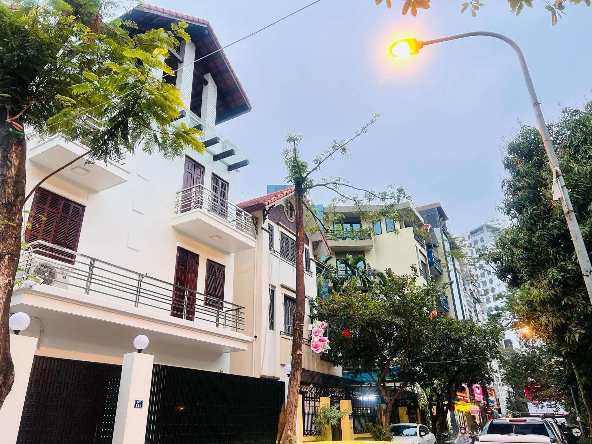 Bán biệt thự VIP phố Trường Chinh, lô góc, vỉa hè, gara, ô tô tránh, kinh doanh, an sinh tuyệt vời.