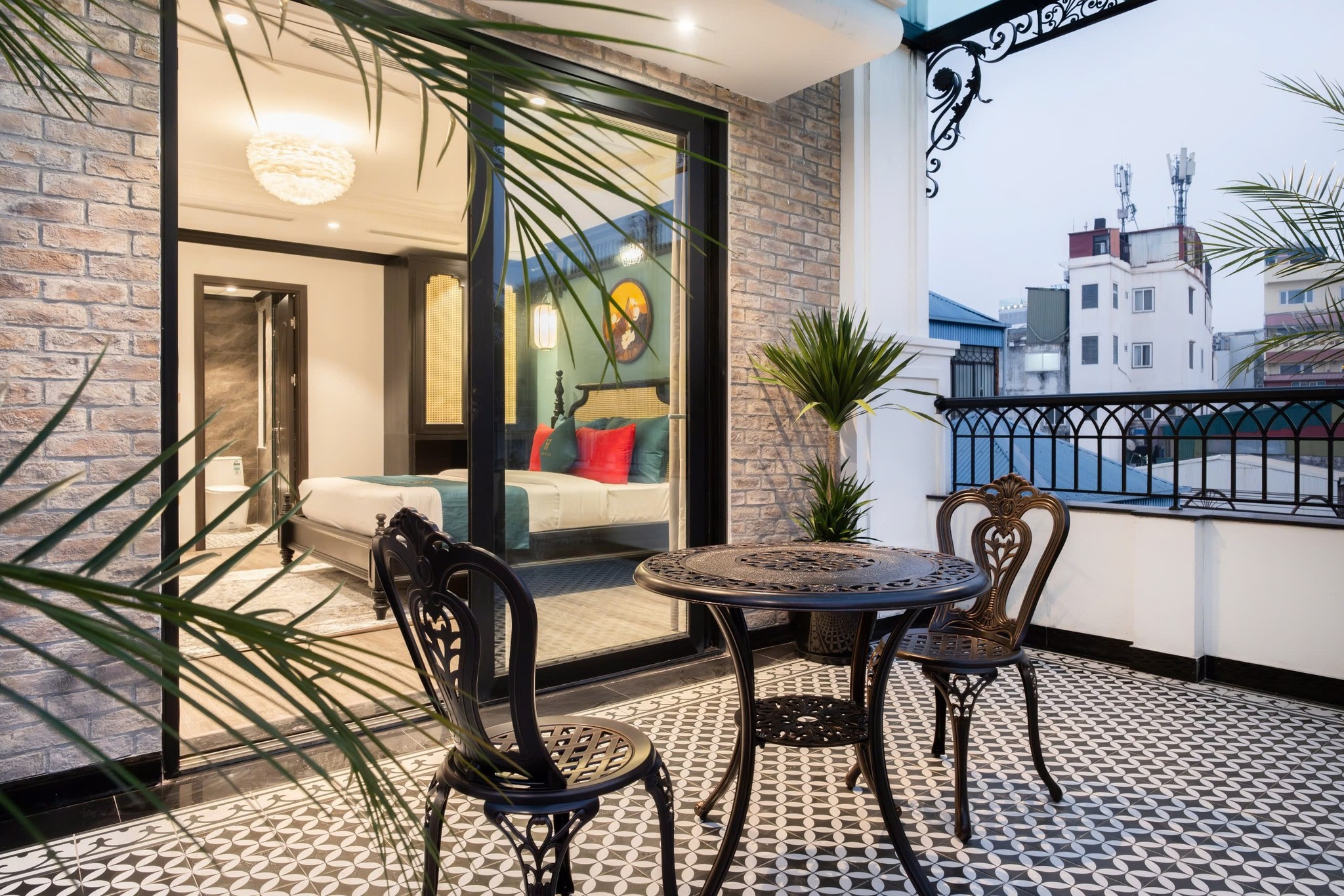 SIÊU PHẨM KHÁCH SẠN PHỐ CỔ 156m* 8 tầng mt 5.2m kinh doanh 400 triệu /tháng giá 216 tỷ.