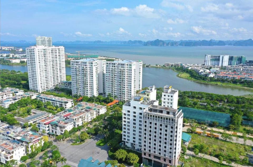 Do chuyển định cư nên cần bán căn 2PN 68m2 ô góc View Biển trung tâm du lịch Bãi Cháy, Hạ Long.