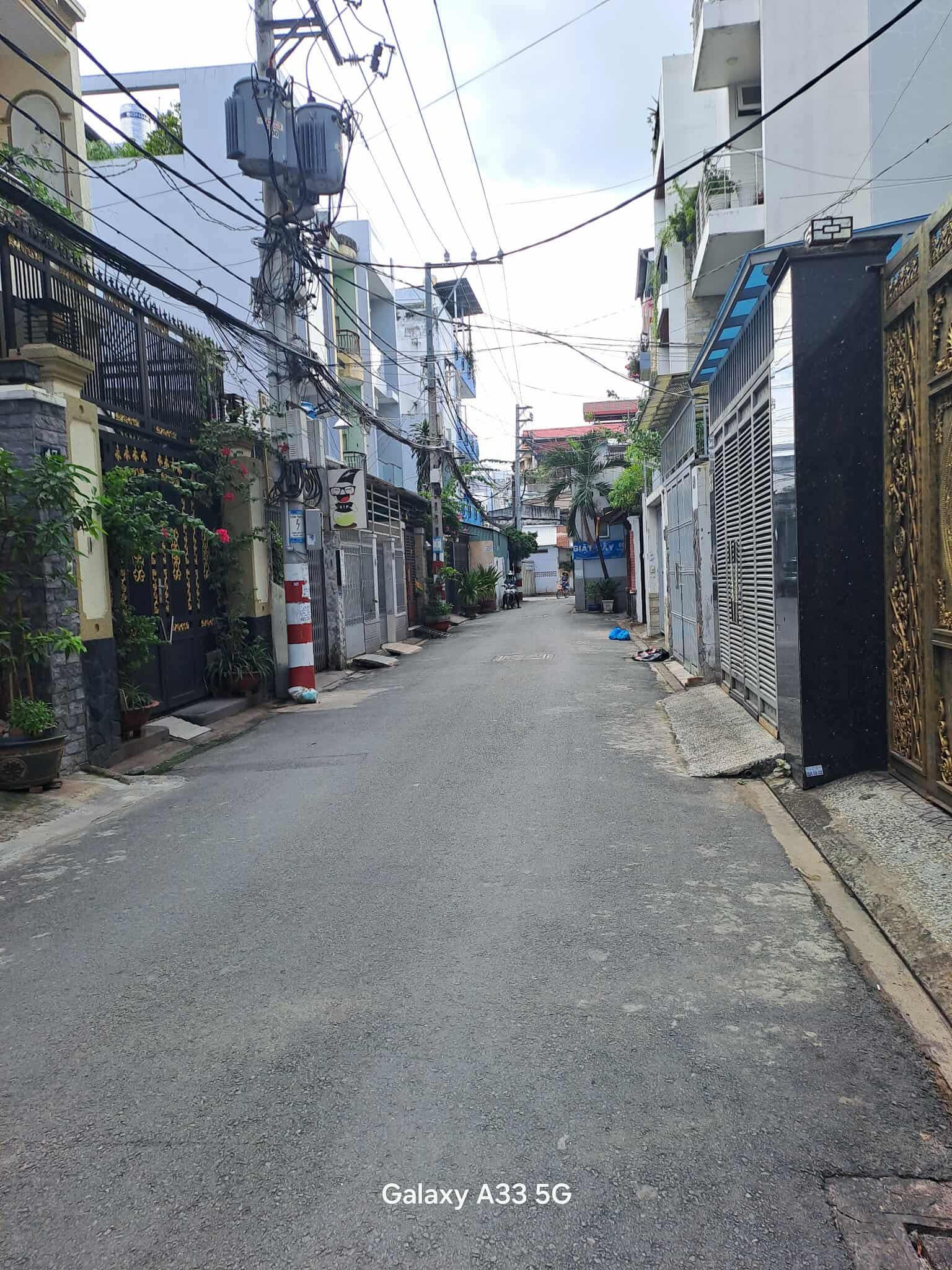 NHÀ 2 TẦNG CÁCH 30m RA MẶT TIỀN LÊ THỊ RIÊNG, HẼM OTO TỚI CỬA. KẾ TRƯỜNG HỌC NGUYỄN TRUNG TRỰC, SÁT BÊN CHỢ THỚI AN. VỊ TRÍ ĐẮC ĐỊA. GIÁ RẺ CHỈ 3,38 TỶ.