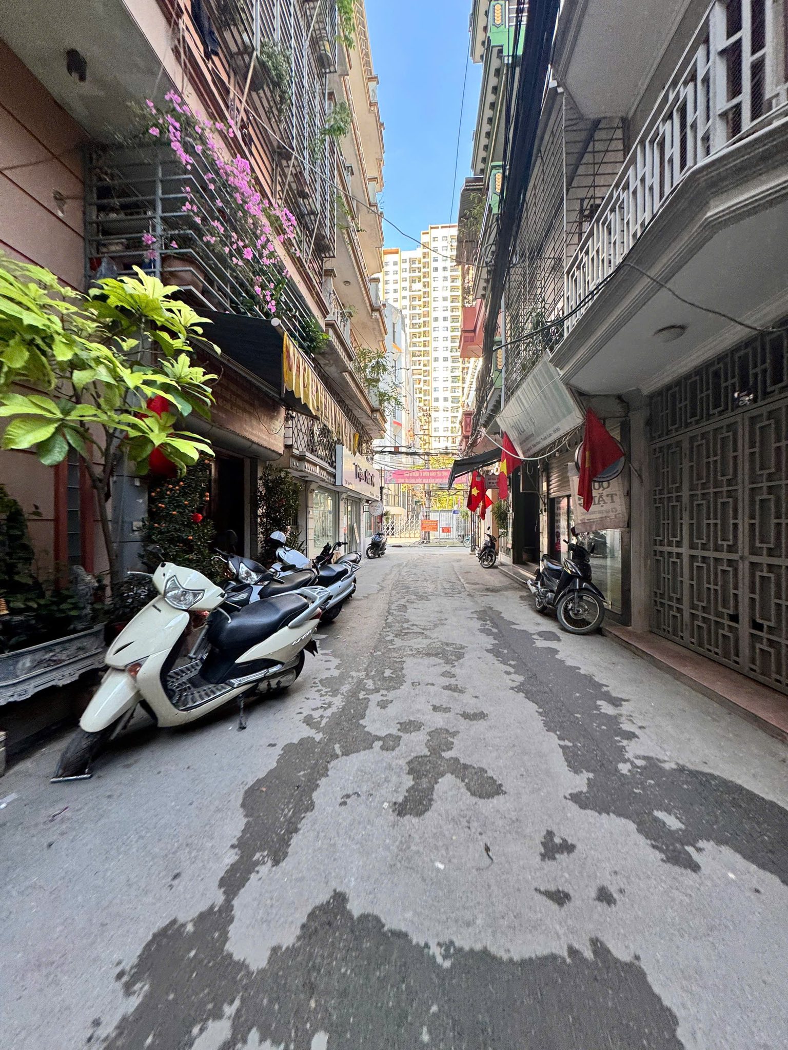 Phố CẦU GIẤY- CHỈ 8 TỶ- 5 TẦNG- XÂY MỚI-10m RA PHỐ