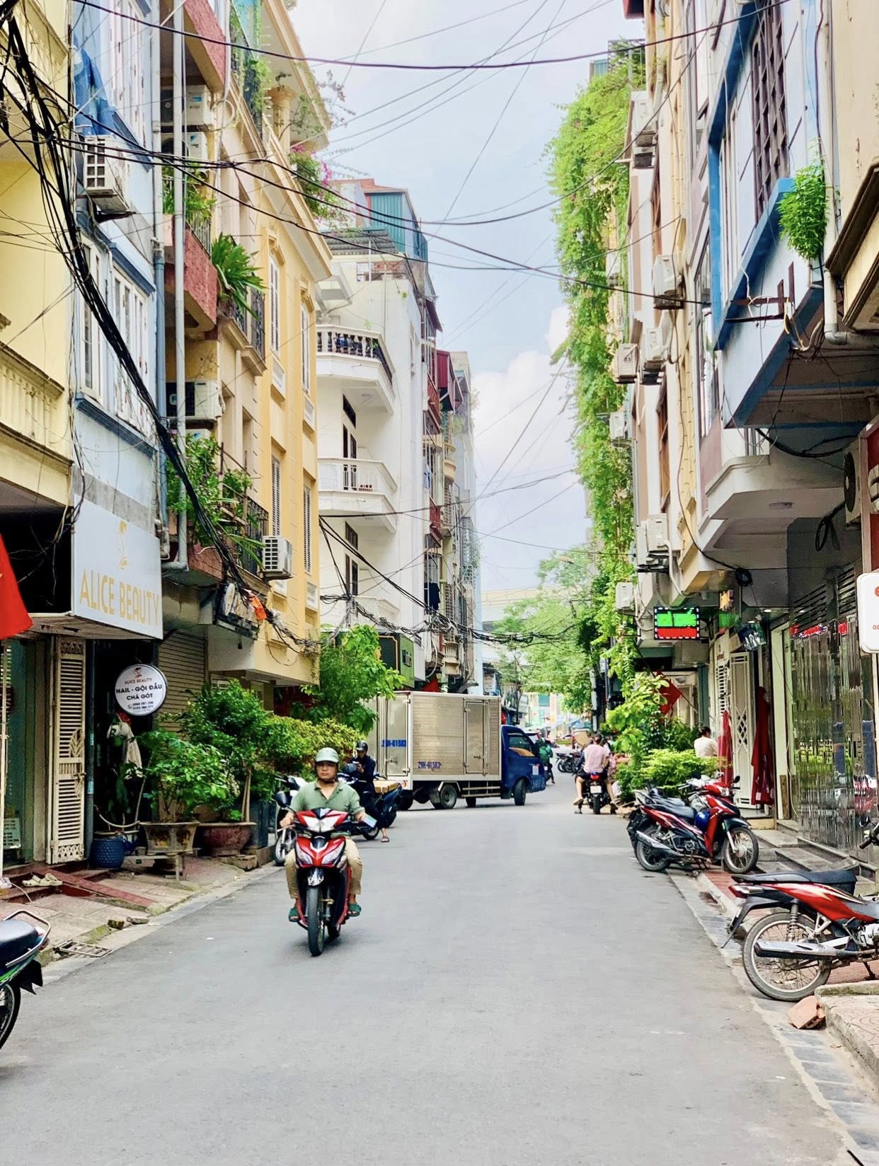 CỰ LỘC- HƠN 12 TỶ-MẶT PHỐ-XE TĂNG ĐỖ-VỈA HÈ RỘNG