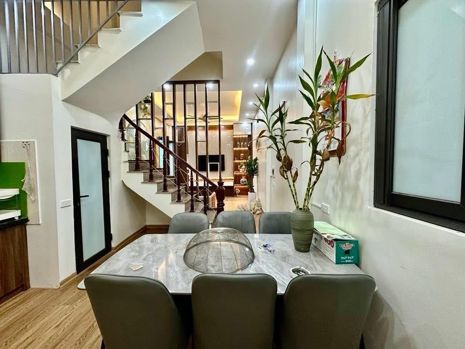 BÁN NHÀ PHỐ MỸ ĐÌNH – 40M², 5 TẦNG ĐẸP KHÔNG TỲ VẾT – NHÀ DÂN XÂY, NGÕ 3 GÁC – Ở NGAY, GIÁ 8 TỶ