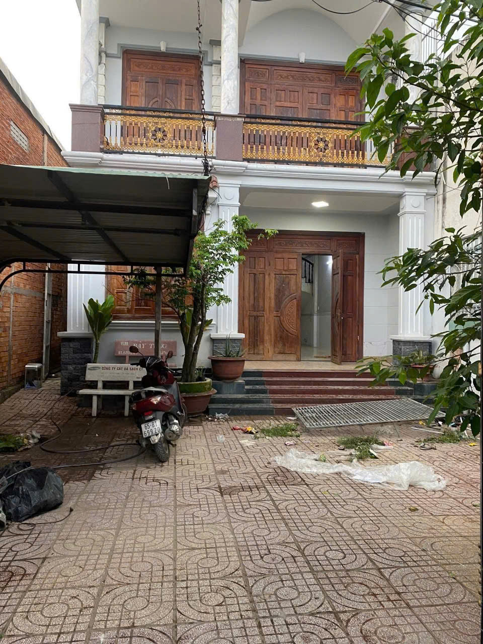 Nhà 8 triệu 4 phòng ngủ có sân đậu ô tô