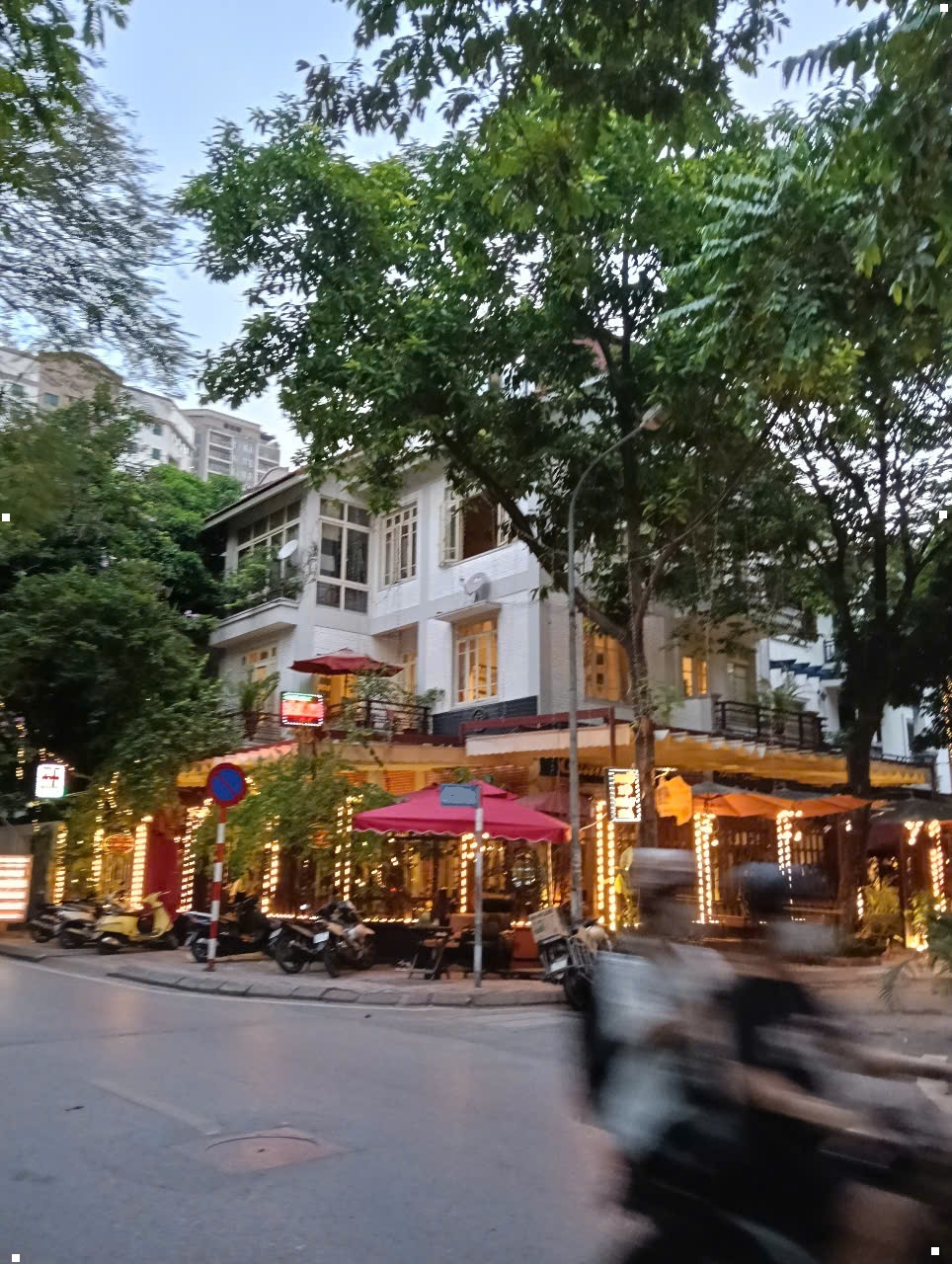 CHO THUÊ NHÀ BIỆT THỰ SÂN VƯỜN LÔ GÓC PHỐ TRUNG TÂM QUẬN CẦU GIẤY HÀ NỘI Diện tích: 240m2 x 4 tầng Mặt tiền: 25m
