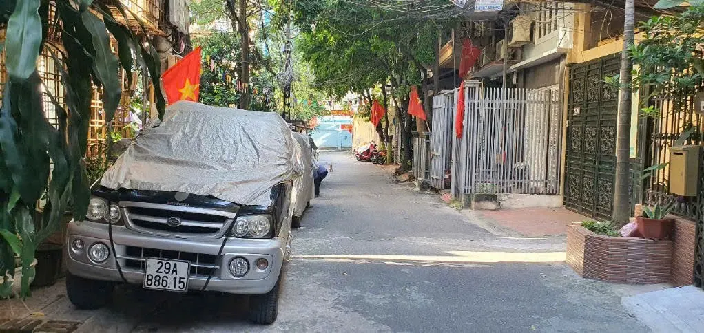Bán Nhà Nguyên Hồng. Đống Đa. Lô Góc. Ô Tô. DT 33m2. MT 3,3m. 5 Tầng. Giá 14,4 Tỷ.