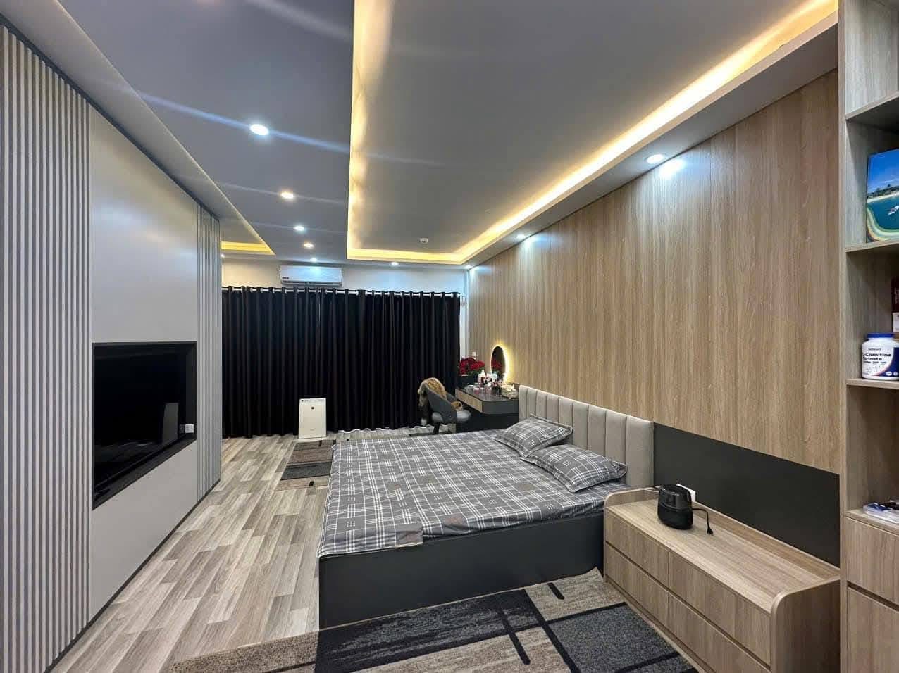 NHÀ ĐẸP, 5 TẦNG, Ở NGAY PHỐ TRUNG KÍNH CHỈ 15 TỶ, SÁT PHỐ, NGÕ THÔNG, GARA Ô TÔ,KINH DOANH.