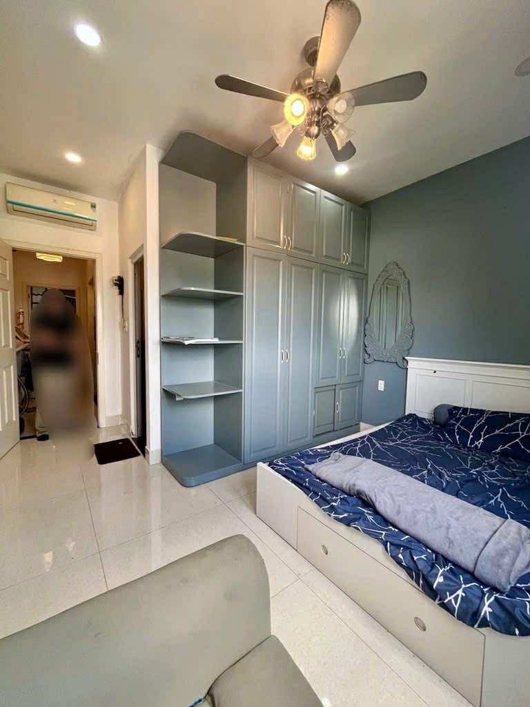 Gần bờ kè mát mẻ – nhiều cây xanh . Hẻm xe hơi thông – khu dân trí cao, an ninh