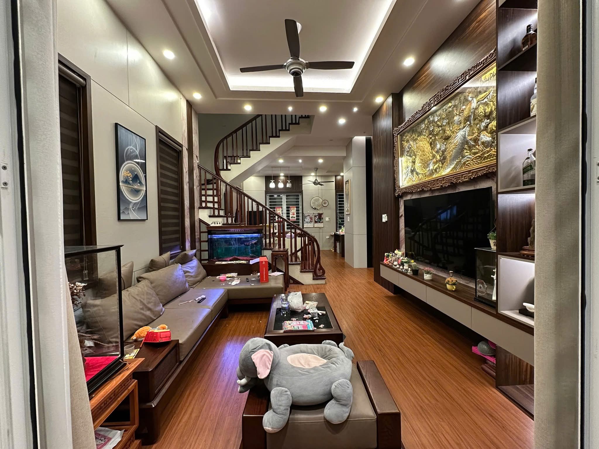 CHỈ 15 TỶ SỞ HỮU NHÀ 40M, 5 TẦNG, Ở SƯỚNG, NGÕ THÔNG, SÁT PHỐ, GARA Ô TÔ PHỐ TRUNG KÍNH.