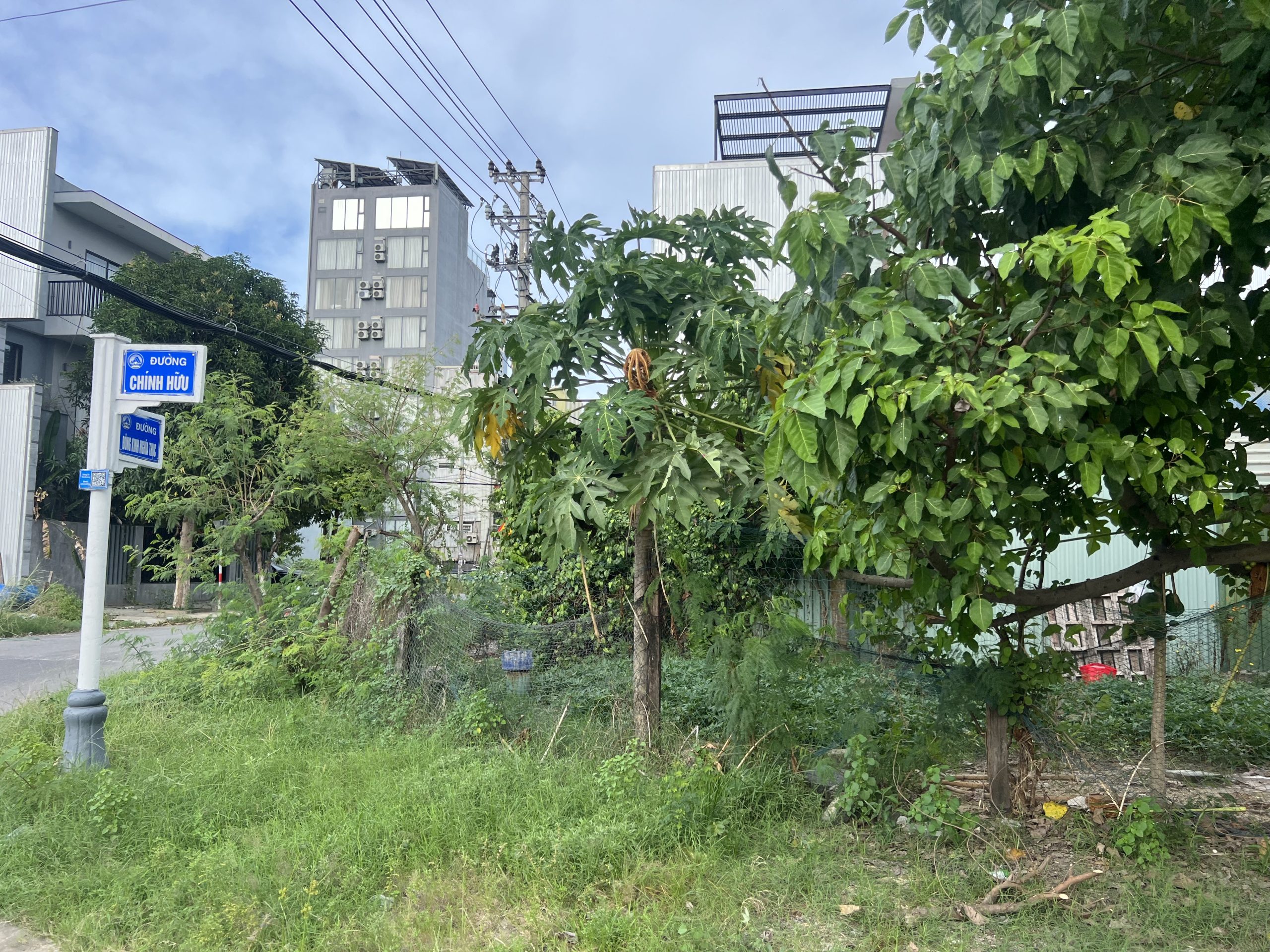 Lô góc 2 mặt tiền Chính Hữu . DT:126m . Ngang 8m55