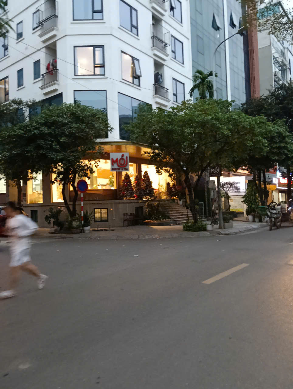 CHO THUÊ NHÀ MẶT PHỐ TRUNG HÒA TRUNG KÍNH CẦU GIẤY HÀ NỘI Diện tích: 135m2 x 5 tầng