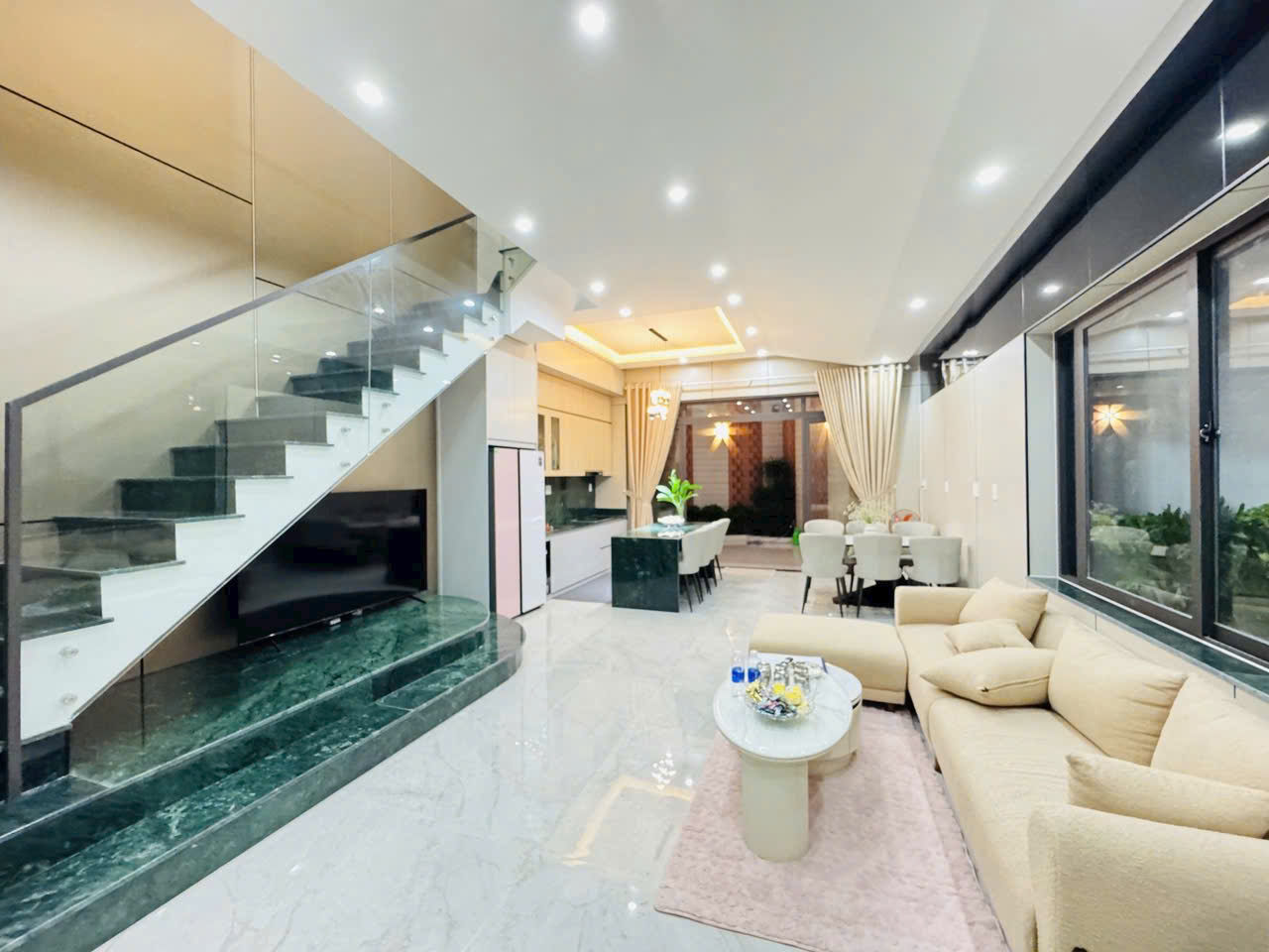 Bán nhà MT đường đẹp xinh giá 6,37 tỷ DT đất 108M2(5,5×19,6).