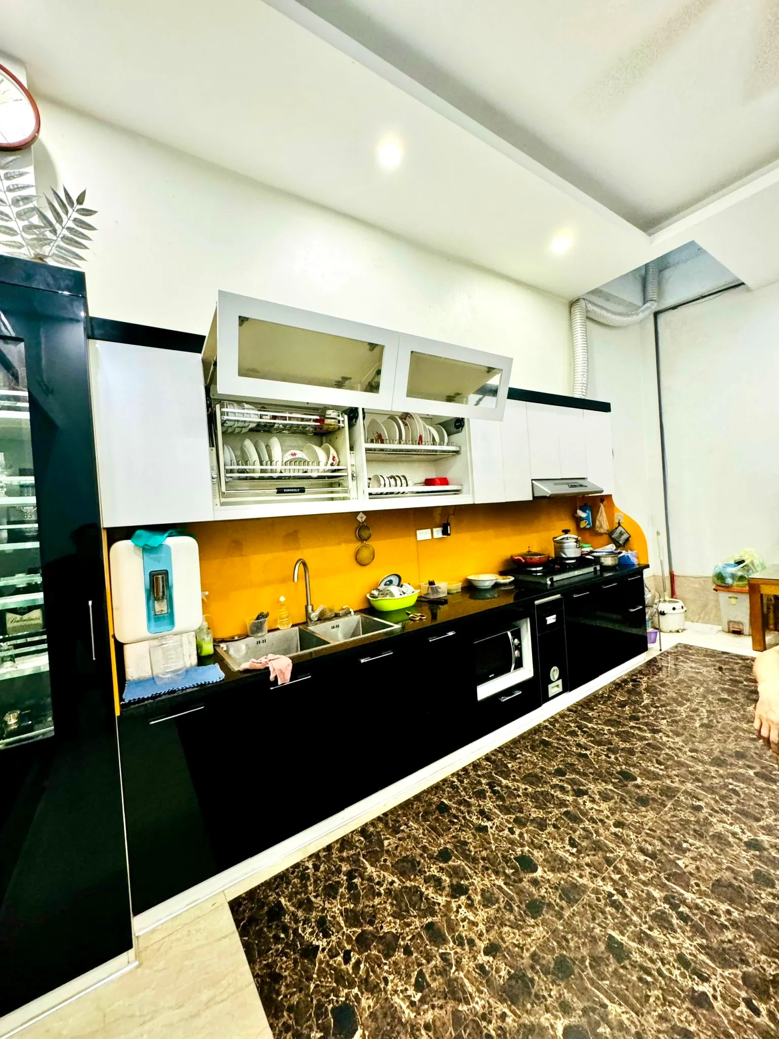 Bán nhà mặt phố Hoàng Cầu 7 tầng - thang máy, view nhìn đối diện hồ, Đống Đa - Hà Nội.