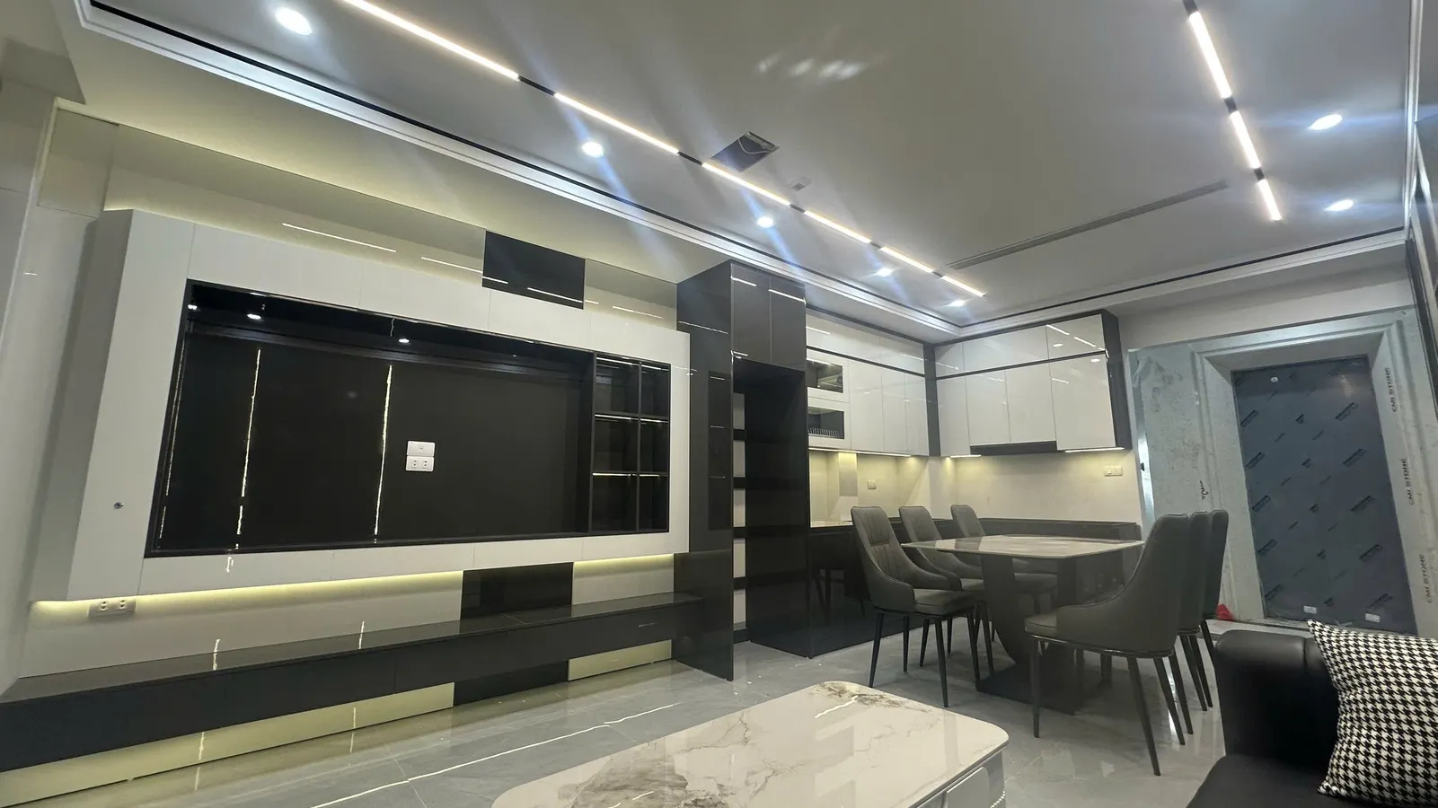 NHÀ MỚI NGÕ THÔNG GARA Ô TÔ Phố Hồng Tiến 40m2 X 7 tầng, mặt tiền 4m X 14.5 tỷ Long Biên.