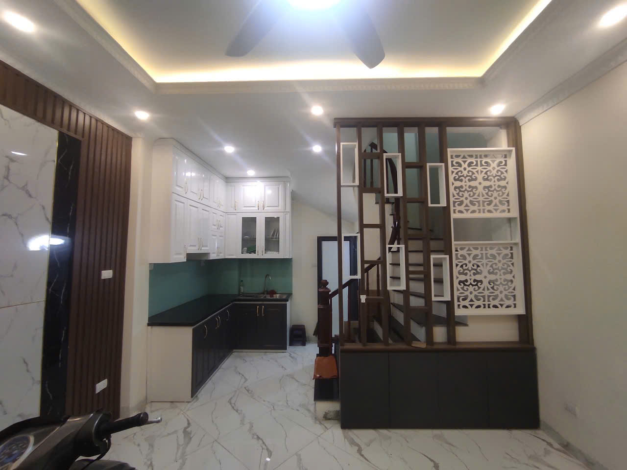 Cho thuê nhà ngõ Đê Tô Hoàng, 30m2, 5 tầng, 3 ngủ, 12.5 Triệu đóng 1 cọc 1