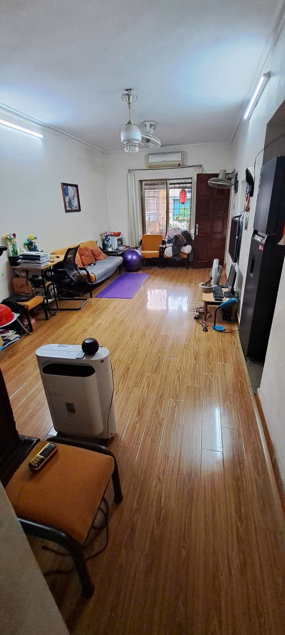 Cho thuê căn hộ tập thể tầng 3 Quỳnh Mai, 50m ở tầng 3, 2 ngủ, 7tr5 /tháng ctl