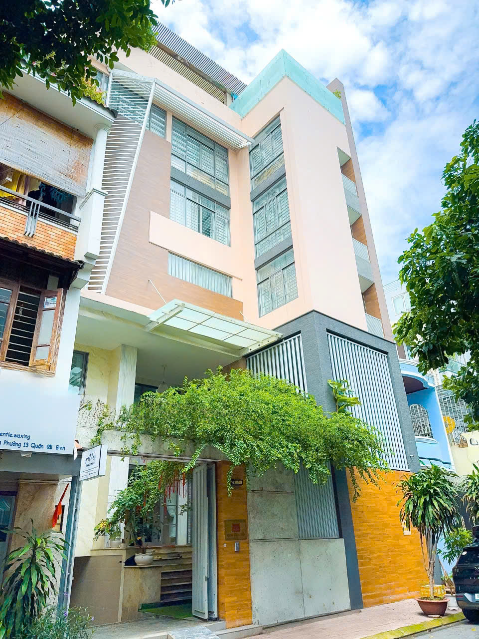 Tòa nhà CHDV Cộng Hòa, gần nhà Ga T3, rộng 19m, 5 tầng, full nội thất. HĐ thuê 2,1 tỷ / Năm.