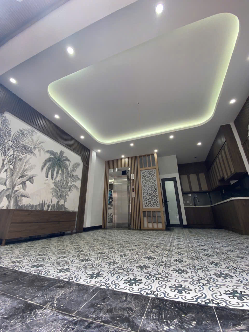 BÁN NHÀ PHỐ NGÔ GIA TỰ-LONG BIÊN-GARA Ô TÔ – THANG MÁY – KINH DOANH ĐỈNH Diện tích 40m², từ tầng 2 đua ra