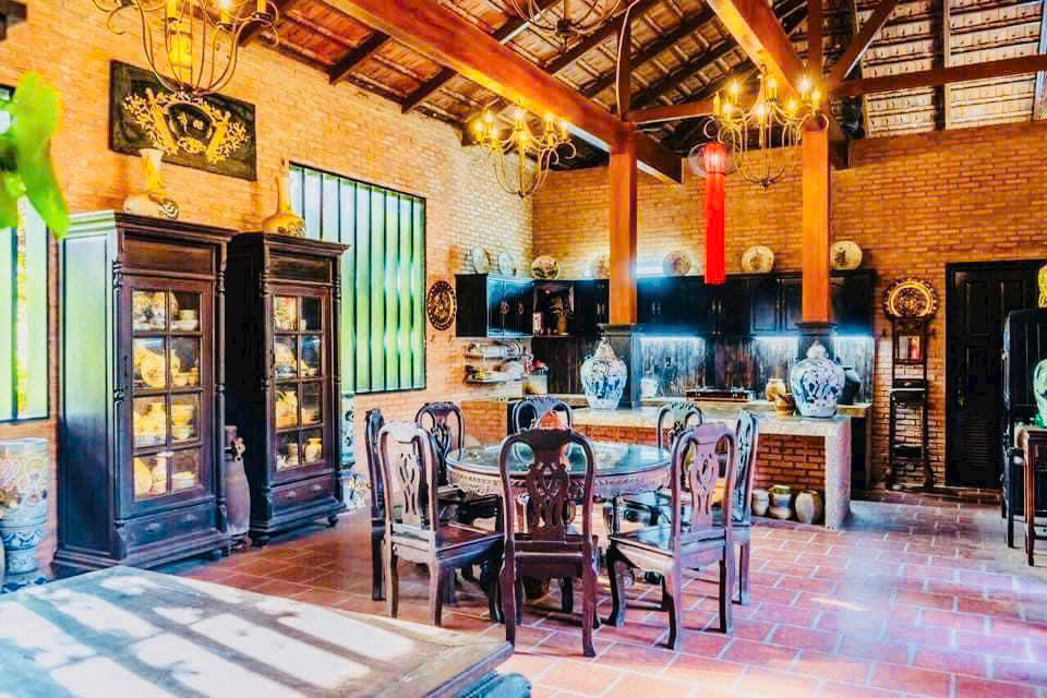 Biệt phủ gỗ của nghệ sĩ Hoàng Mập với Dt 1600m2, toàn bằng gỗ Lim và Linh đàn,để lại hết Nt Gỗ cao cấp, giá 30ty
