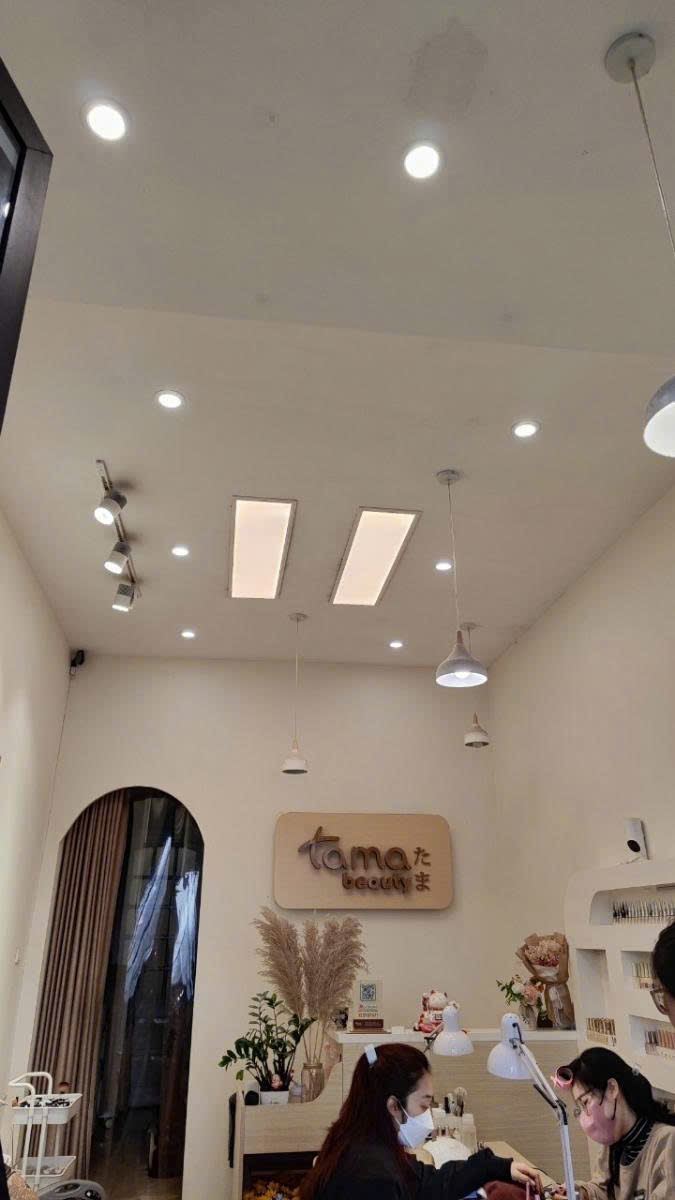 Cho thuê 40m2, tầng 1,nở hậu có lộc, nhà mặt phố đi bộ Mai Anh Tuấn, view hồ Hoàng Cầu