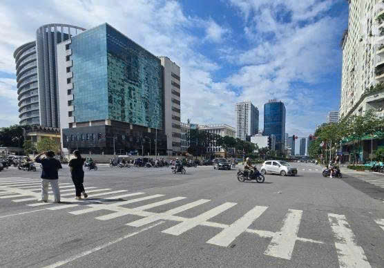 LÔ GÓC MẶT PHỐ NGUYỄN CHÍ THANH - 430M - 7 SỔ - MẶT TIỀN KHỦNG 12M - 245 TỶ lh 0975124520