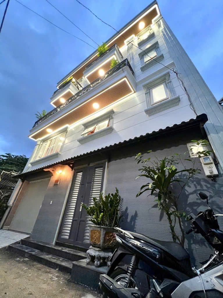 NHÀ ĐẸP GIÁ MỀM – GẦN PHẦN MỀM QUANG TRUNG- DI CHUYỂN THUẬN LỢI – HẺM XE HƠI – FULL NỘI THẤT-