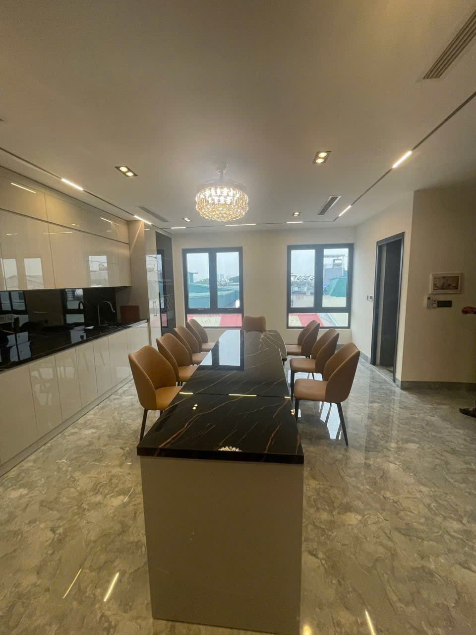 BÁN NHÀ 7 TẦNG THANG MÁY – SÁT PHỐ NGUYỄN VĂN CỪ – CHỈ 18.5 TỶ Cách mặt phố chỉ 1 nhà – đường rộng, ngõ sạch đẹp,