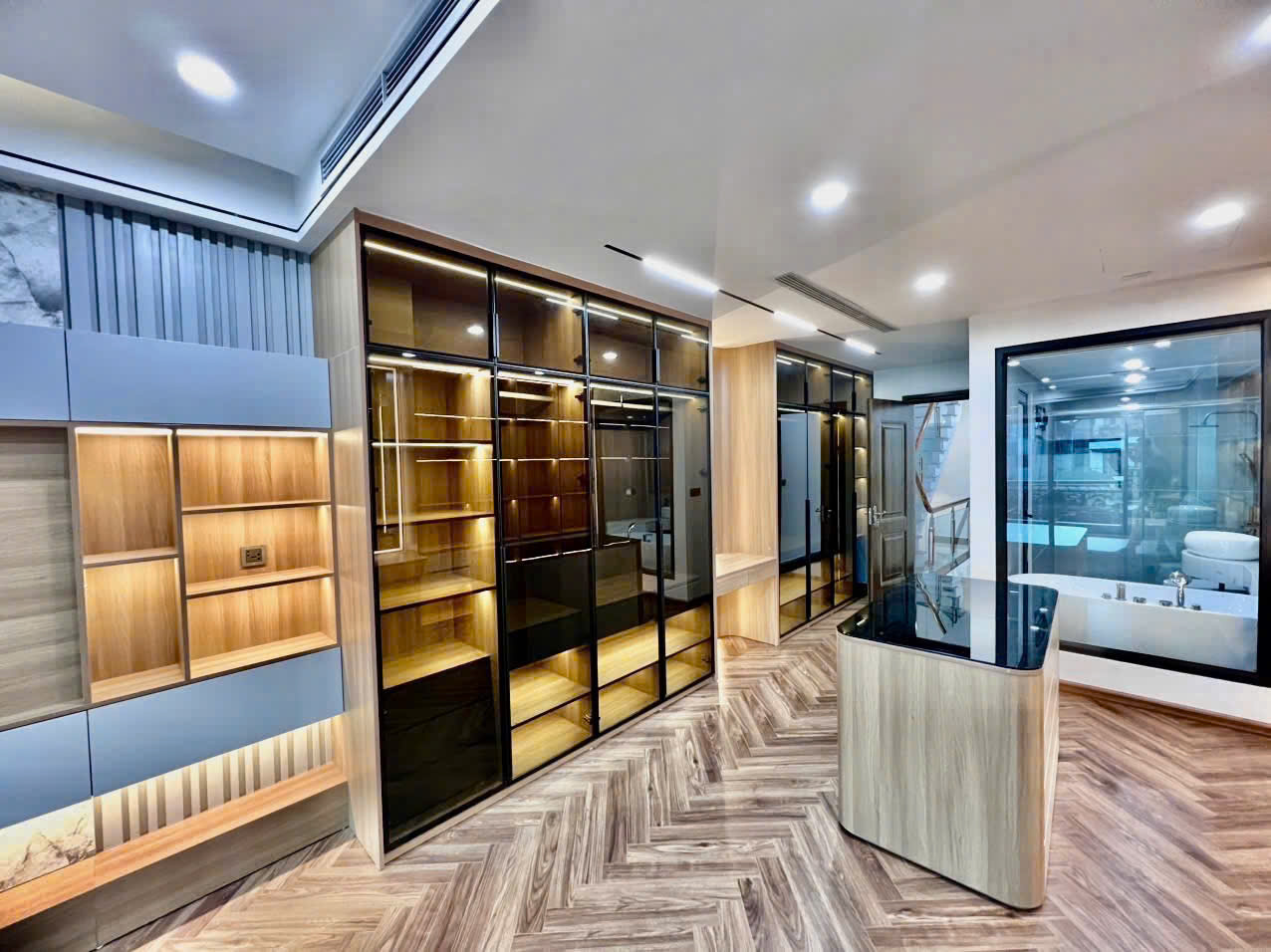 MẶT PHỐ NGUYỄN VĂN CỪ – 7 TẦNG THANG MÁY – 2 MẶT THOÁNG – GIÁ MỚI 33.5 TỶ Vị trí trung tâm – gần Nguyễn Sơn, Hồng