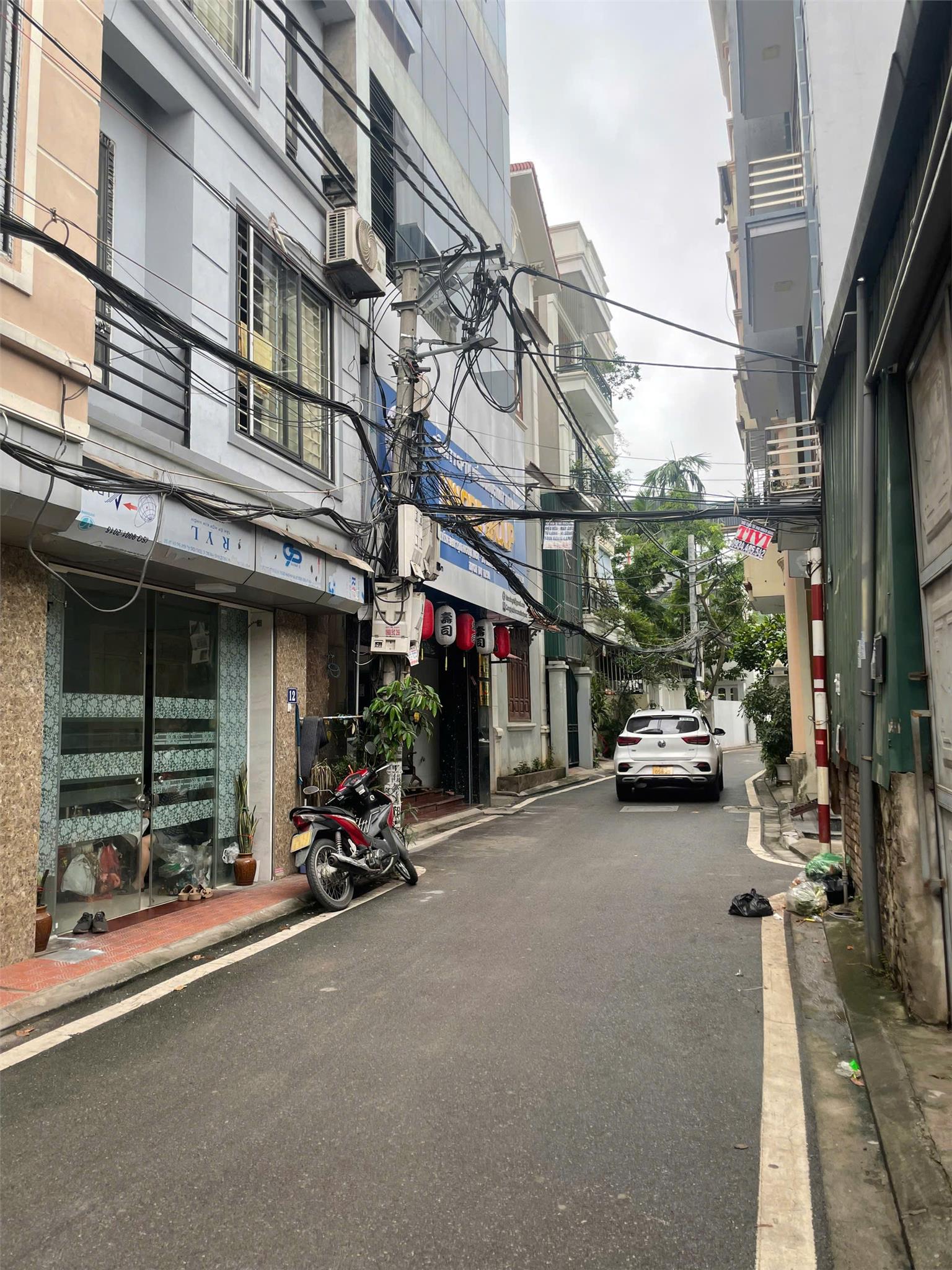 Phố Trạm - Thang máy - Ô tô 16 chỗ thông - chỉ 8.8 tỷ