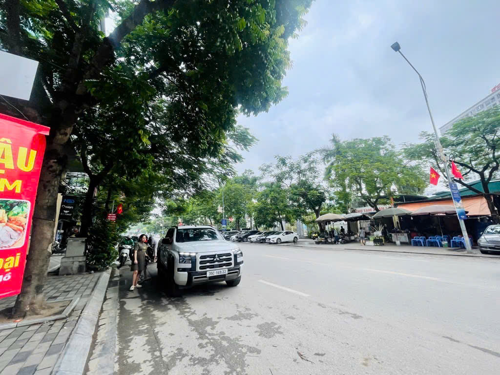 Nhà Tây Hồ Chính chủ 2 bác có tuổi muốn bán nhà mộc nguyên căn 32m, MT.3.6, 4 tầng, oto nhỏ đỗ cửa.