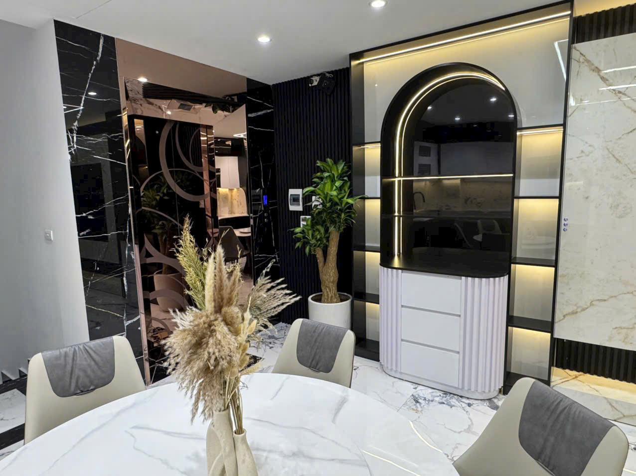 BÁN căn nhà phố Trạm - Long Biên 7 tầng thang máy full nội thất cao cấp